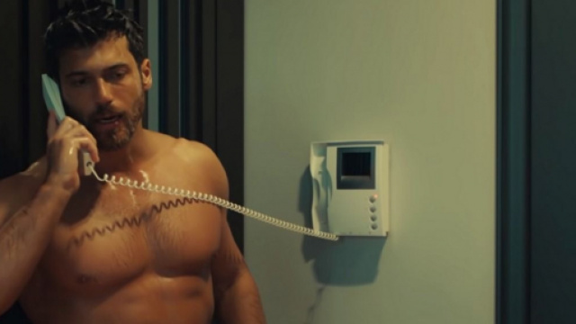 Mr Wrong spoiler Turchia: &Ouml;zg&uuml;r chiede a Ezgi se vuole essere la sua ragazza per una notte.