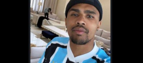 Douglas Costa posta foto com camisa do Gr&ecirc;mio e an&uacute;ncio se aproxima (Reprodu&ccedil;&atilde;o/Instagram/@douglascosta)