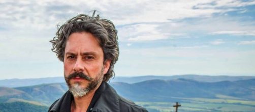 Jos&eacute; Alfredo pede desculpas em 'Imp&eacute;rio' (Reprodu&ccedil;&atilde;o/TV Globo)