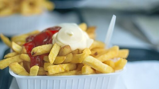 Ricetta chips al mango con salsa vegana.