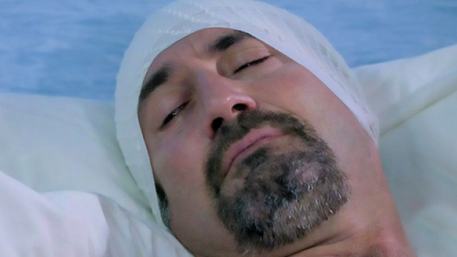 Un posto al sole: Fabrizio Rosato (Giorgio Borghetti) nel letto d'ospedale.