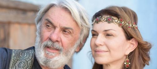 Abra&atilde;o e Sara celebram gravidez em 'G&ecirc;nesis' (Reprodu&ccedil;&atilde;o/Record TV)