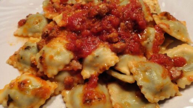 Ravioli di manzo al sugo, ricetta autentica della nonna.