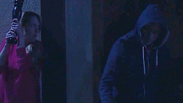 Tempesta d'amore, trame tedesche: Rosalie scambia Michael per un ladro e lo aggredisce.