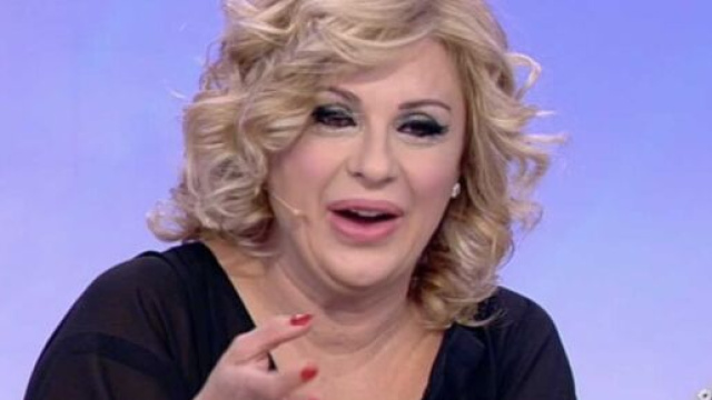 Uomini e donne, Tina Cipollari cade dietro le quinte: Gianni Sperti riprende tutto (Video).
