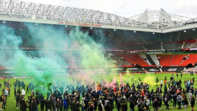 Manchester-Liverpool, i tifosi dello United invadono lo stadio: protesta contro i Glazers.