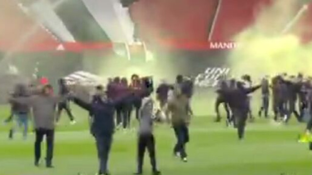 Manchester United : Les fans envahissent le stade avant le choc contre Liverpool (Source : Twitter officiel Sky News - capture)
