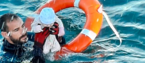 En Ceuta los ni&ntilde;os rescatados por la Guardia Civil son una parte dram&aacute;tica de la crisis migratoria (Twitter, @guardiacivil)