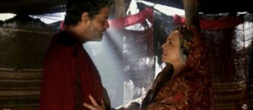 Noar e Ad&aacute;lia em 'G&ecirc;nesis'. (Reprodu&ccedil;&atilde;o/RecordTV)