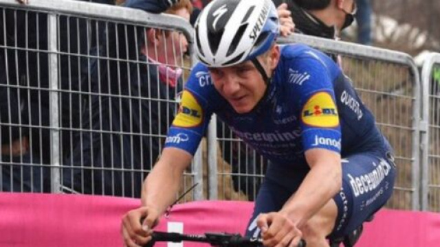 Remco Evenepoel in ritardo sullo Zoncolan.