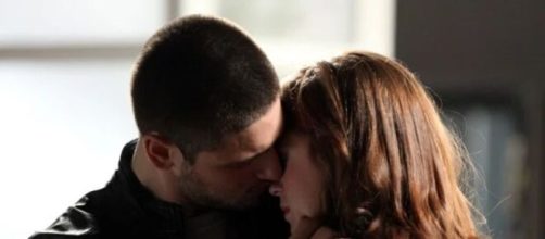 Lucas e Isis se beijam em 'imp&eacute;rio' (Reprodu&ccedil;&atilde;o/TV Globo)