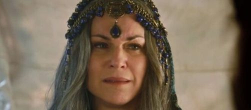 Sara &eacute; salva de viol&ecirc;ncia em 'G&ecirc;nesis' (Reprodu&ccedil;&atilde;o/Record TV)