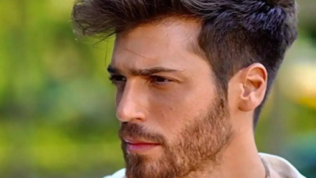 Can Yaman ignora le fan che non hanno esitato a criticarlo per il suo atteggiamento distaccato.