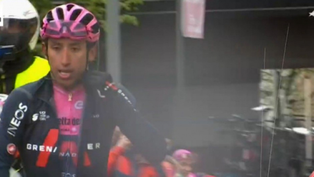 Egan Bernal all'arrivo della sedicesima tappa del Giro d'Italia a Cortina.