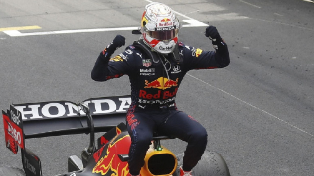 Max Verstappen festeggia la vittoria di Montecarlo con la Red Bull.