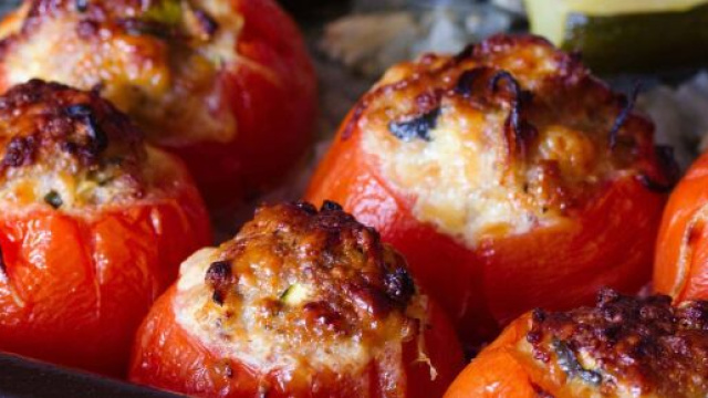 Pomodori ripieni al forno, un antipasto sfizioso per l'estate.