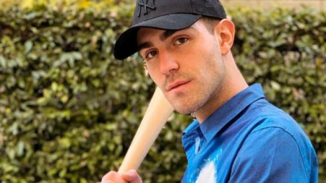 Tommaso Zorzi affronta un fan che lo pedina: 'Non devi pi&ugrave; seguirmi per strada'.