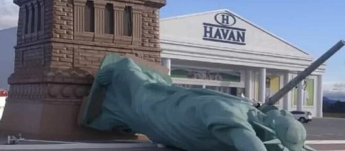 Vento forte derruba est&aacute;tua da Liberdade de loja da Havan no RS (Reprodu&ccedil;&atilde;o/Twitter)