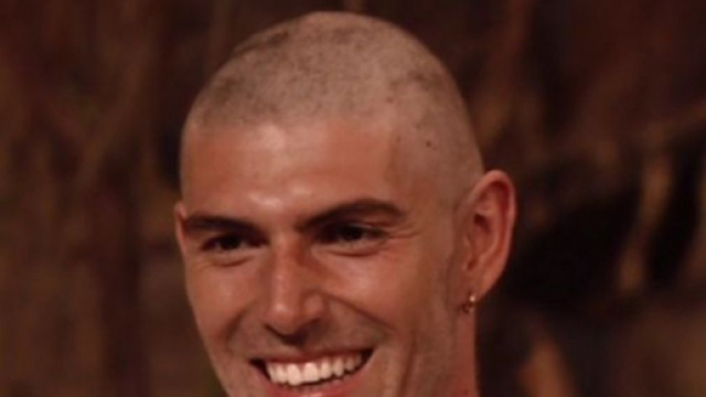 Isola dei Famosi, Ignazio Moser secondo finalista si rasa a zero.