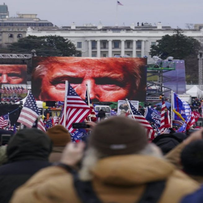 La manifestazione organizzata da Donald Trump il 6 gennaio 2020 (John Minchillo/AP)