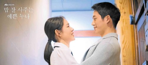 'Something in the rain' &eacute; um romance com diferen&ccedil;a de idade entre o casal. (Divulga&ccedil;&atilde;o/Netflix)