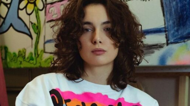 Madame elogia Giulia Stabile: 'Non &egrave; infantile come dicono'.