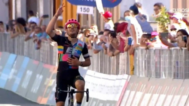 Giro d'Italia: l'arrivo di Alberto Bettiol a Stradella.