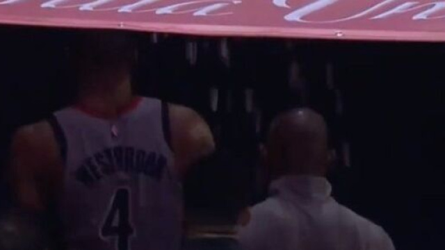 Russell Westbrook re&ccedil;oit du popcorn de la part d&rsquo;un spectateur et veut se battre (Source : NBA et NBC)