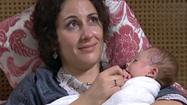 Una vita, anticipazioni: Lolita entra in travaglio, Jacinto la aiuta a partorire.