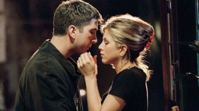Jennifer Aniston e David Schwimmer sul set di Friends.