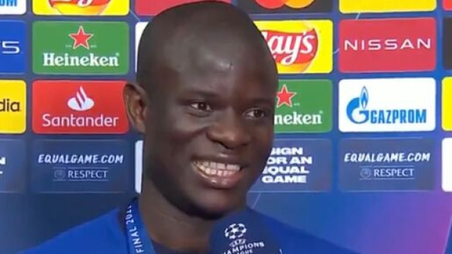 Kant&eacute; heureux apr&egrave;s la victoire de Chelsea en Ligue des champions. (cr&eacute;dit RMC capture itv Mohamed Bouhafsi)