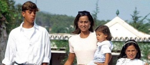 Ana Boyer difundi&oacute; una fotograf&iacute;a de su ni&ntilde;ez en la que se le aprecia en los brazos de su madre (Instagram @anaboyer)