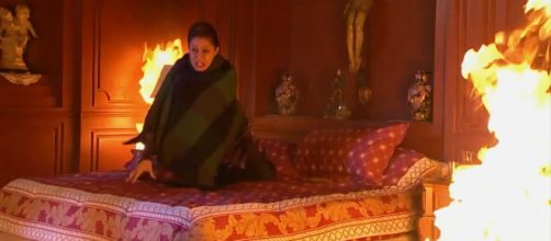 Bernarda &eacute; cercada pelas chamas (Reprodu&ccedil;&atilde;o/Televisa)