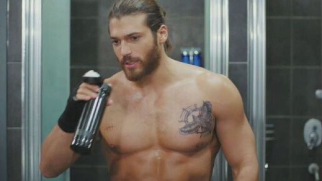 Can Yaman sparisce dai social dopo le voci di tradimento.