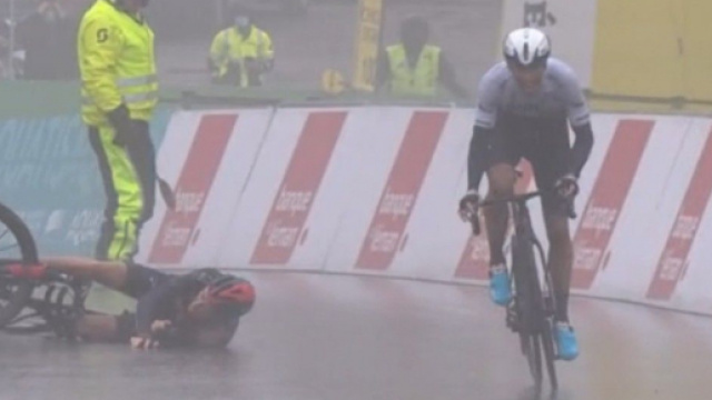 La caduta di Geraint Thomas al Giro di Romandia.