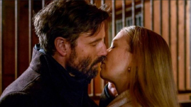 Tempesta d'amore, trame tedesche: Selina scopre che Cornelius &egrave; vivo e i due si baciano.