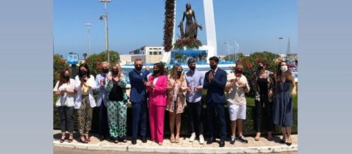 Roc&iacute;o Flores junto a la familia de su abuela Roc&iacute;o Jurado, en la foto que public&oacute; con la frase en ingl&eacute;s "esta es mi familia". (@rotrece)