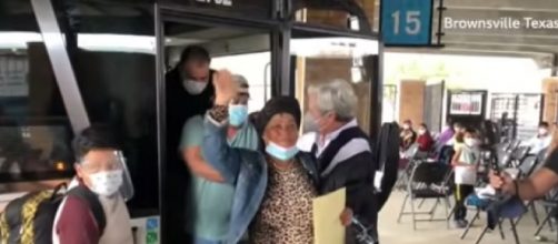 Thousands of asylum seekers cross US-Mexico border (Image source: BBC News/YouTube)