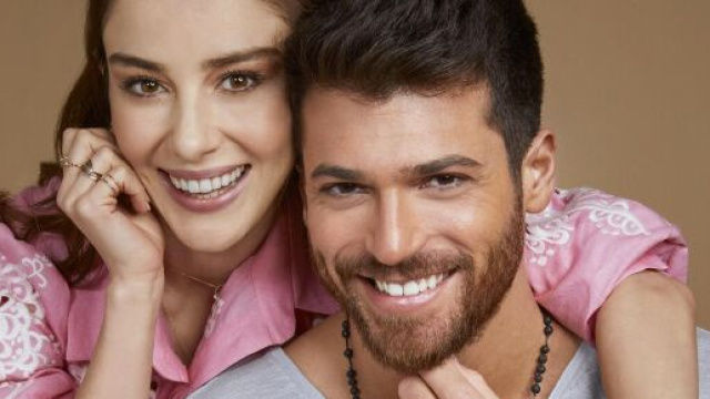 Mr Wrong, spoiler 1/06: Ezgi si risveglia nel letto di Atasoy dopo aver bevuto troppo.