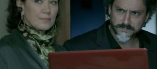 Jos&eacute; Alfredo flagra arma&ccedil;&atilde;o em 'Imp&eacute;rio'. (Reprodu&ccedil;&atilde;o/TV Globo)