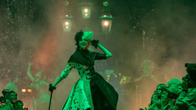 Crudelia (Emma Stone) in una scena del film.