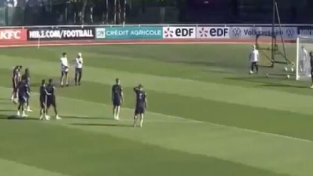 Demb&eacute;l&eacute; moqu&eacute; par Didier Deschamps pendant l'entrainement des Bleus. (cr&eacute;dit image entrainement FFF)