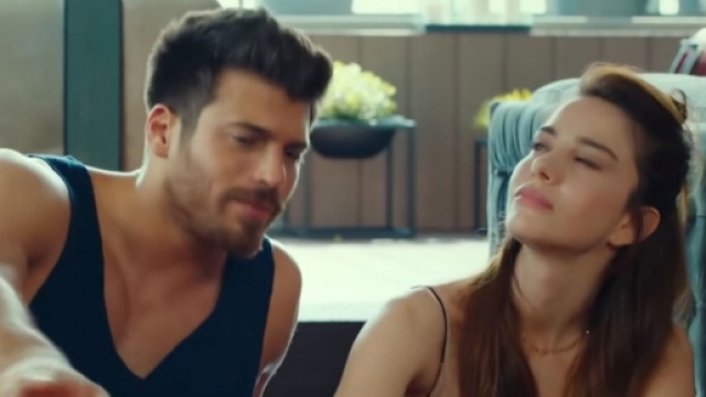 Mr Wrong, anticipazioni 3 giugno: &Ouml;zg&uuml;r consiglia a Ezgi di essere indifferente con Serdar.