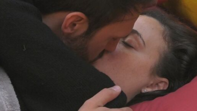 Rosalinda Cannav&ograve; difende la sua storia con Andrea Zenga: 'Rispetto per le mie scelte'.