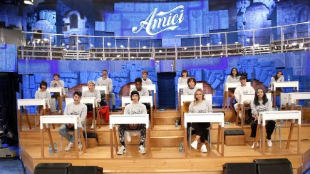 Amici, Martina e Raffaele avrebbero una liaison: lui fa il vago alle domande dei fan.