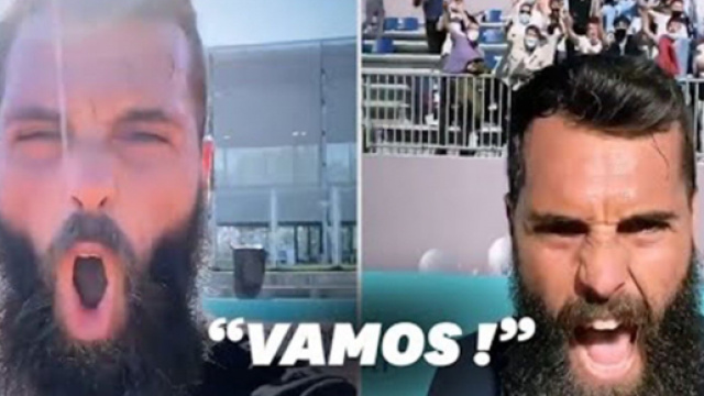 Beno&icirc;t Paire gagne enfin et se filme avec les spectateurs (Source : Twitter LeHuffPost)