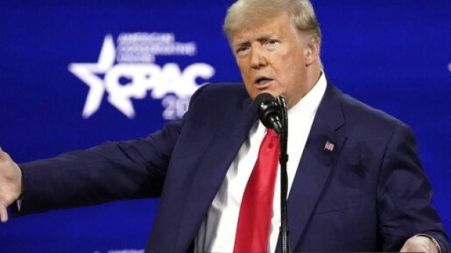 Donald Trump sfida Twitter e Facebook e lancia il nuovo social 'From the desk of Donald J. Trump'.