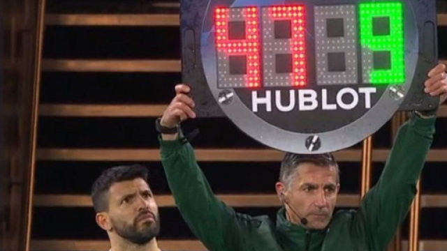 Le quatri&egrave;me arbitre se trompe de num&eacute;ro pour Sergio Ag&uuml;ero (Source : capture vid&eacute;o RMC Sport)
