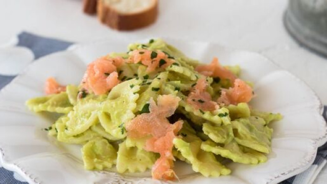 Pasta con il salmone e l'avocado un primo piatto.