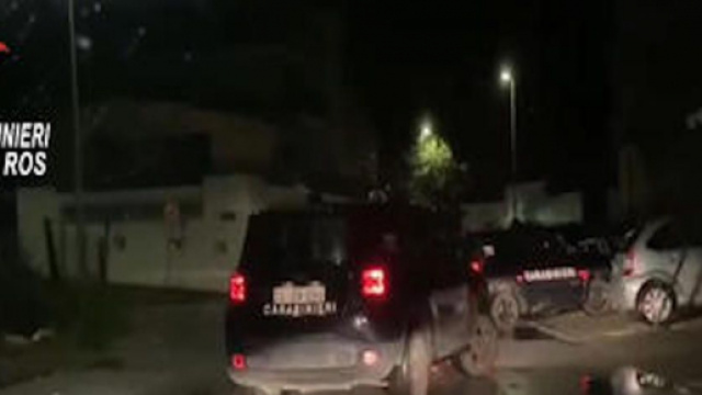 Un'immagine del blitz dei carabinieri.